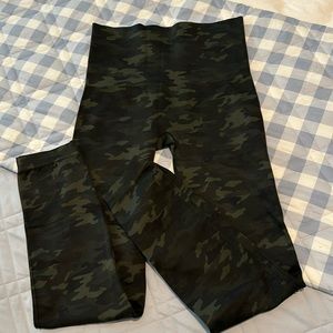 SPANX seamless leggings green camo L